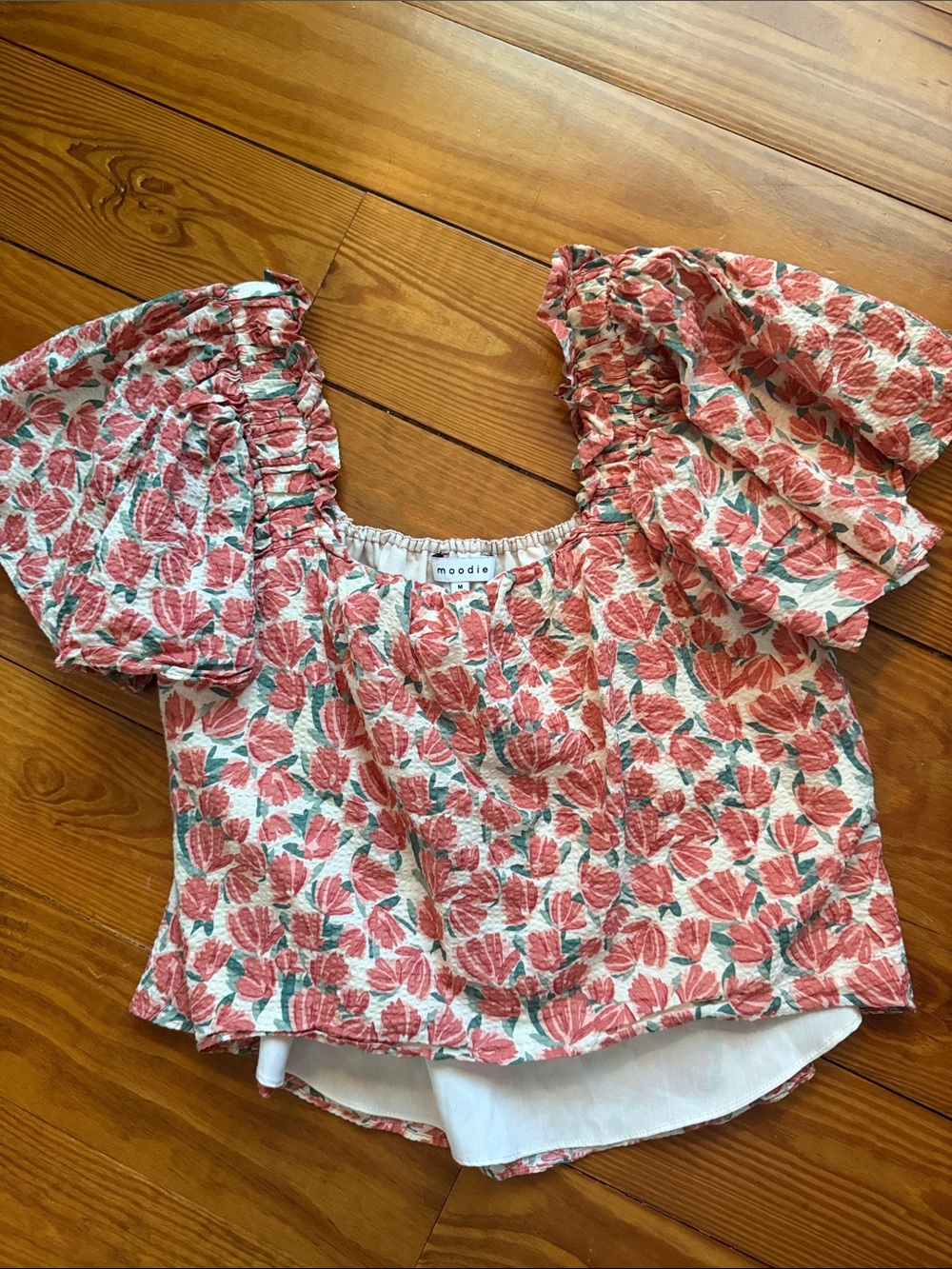 Moodie Floral Puff Sleeve Crop Top in Coral and Green
